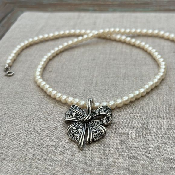 Vintage Avon White Faux Glass Pearls & Silver Tone Bow Necklace 12" L Costume - Picture 14 of 14